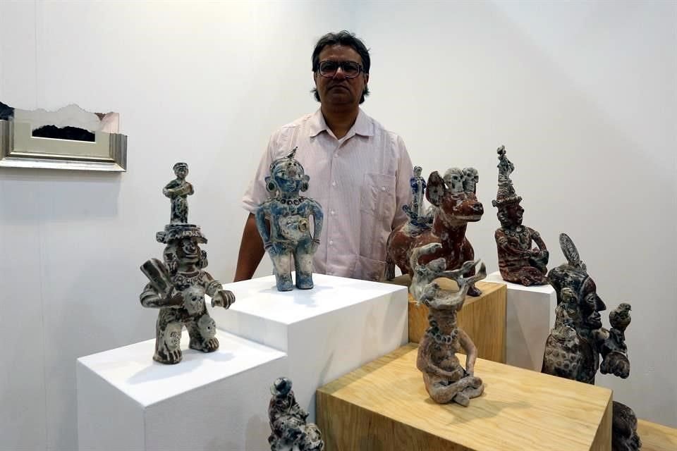 El artista Demián Flores, presente en el stand de RGR.