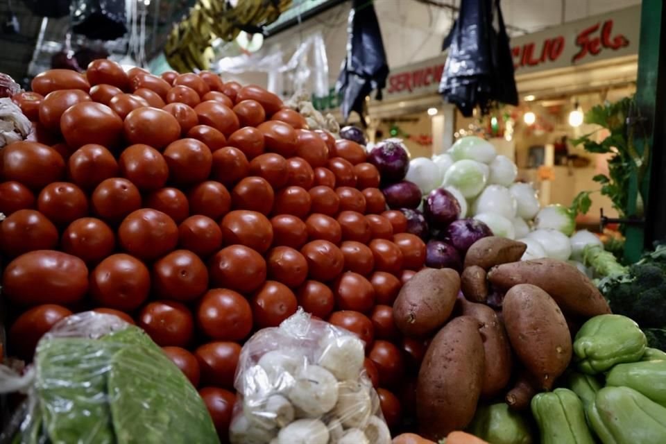 Por su parte, el jitomate y el tomate verde se encarecieron más de 50 por ciento cada uno.