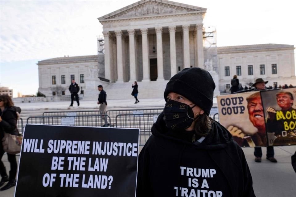 Los manifestantes protestan frente a la Corte mientras el tribunal considera si el ex presidente estadounidense Donald Trump es elegible para postularse para presidente en las elecciones de 2024.