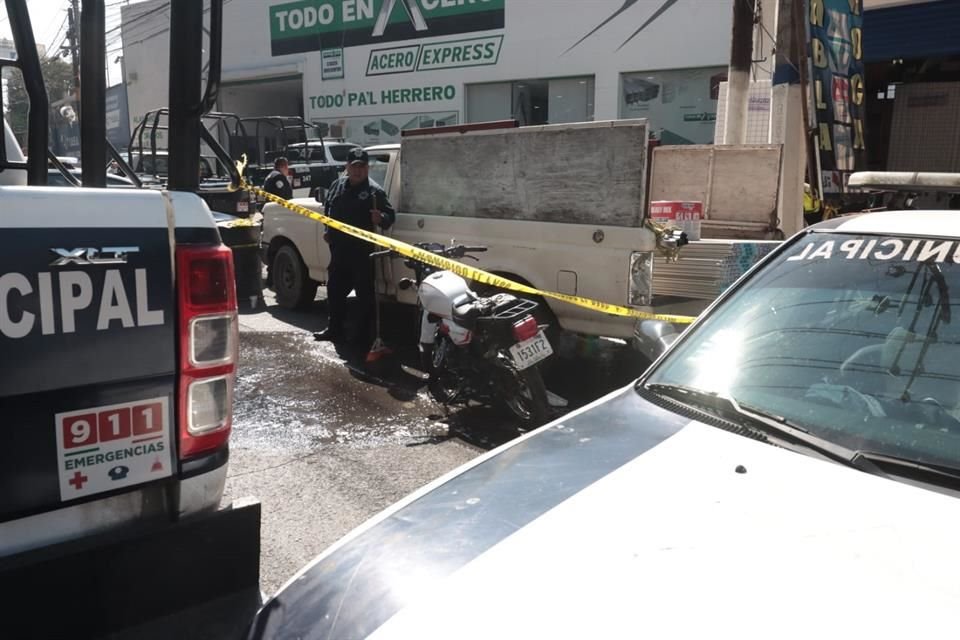 Paramédicos de Protección Civil acudieron al sitio, pero el joven ya había fallecido.