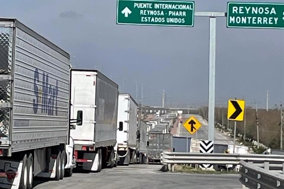 Tractocamiones formaron filas que superaron los 6 kilómetros.