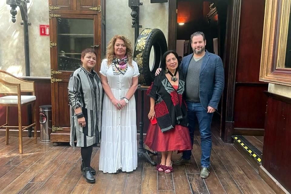 Lourdes I. Ramos, presidenta del Museum of Latin America Art; Michelle Lerach,  Betsabé Romero y Santiago García Galván, de Itaca Arts (de izq. a der).