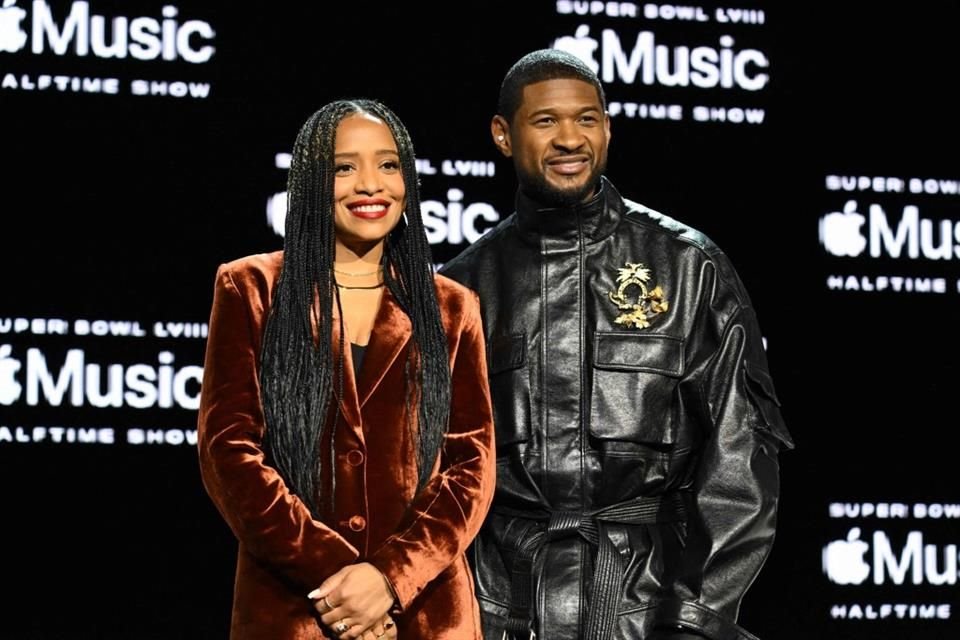 Usher posa con Nadeska Alexis durante la conferencia de prensa previa al juego del Super Bowl LVIII