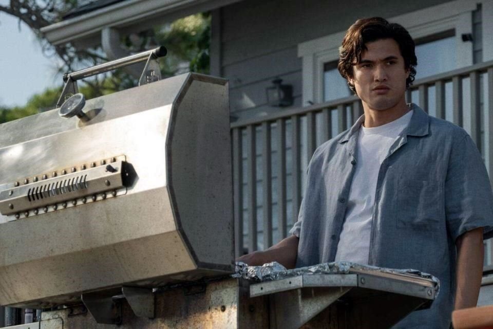 La actuación de Charles Melton ha sido alabada por la crítica.