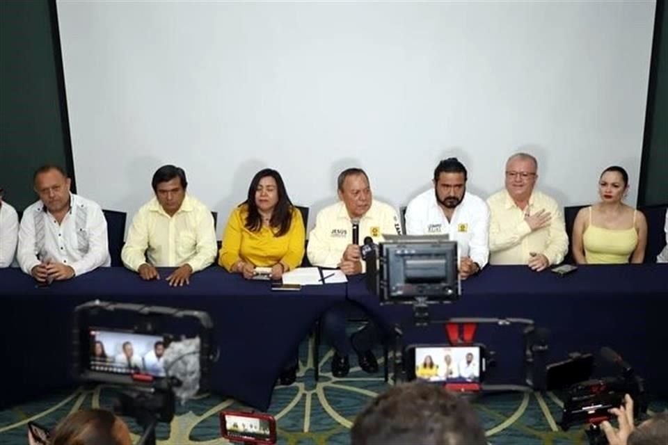 Jesús Zambrano presentó a aspirantes a presidentes municipales y a diputados locales en Quintana Roo.