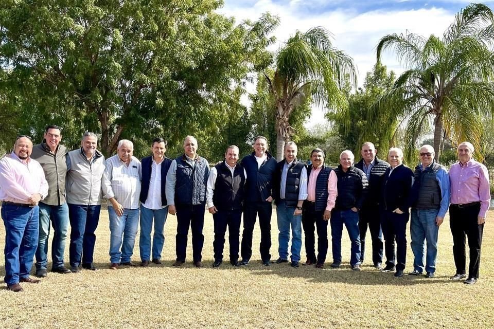 En una fotografía subida hoy a redes sociales, Hernández aparece con 14 de sus allegados y políticos cercanos.