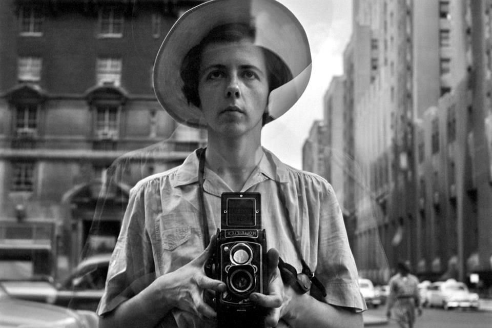 Alrededor de 250 imágenes y objetos personales de la fotógrafa Vivian Maier llegan a México para su primera exposición en el País.