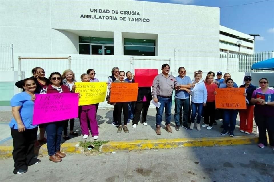 Trabajadores del hospital del IMSS-Bienestar Dr. Carlos Canseco protestaron hoy por las carencias y desabasto de medicamentos.