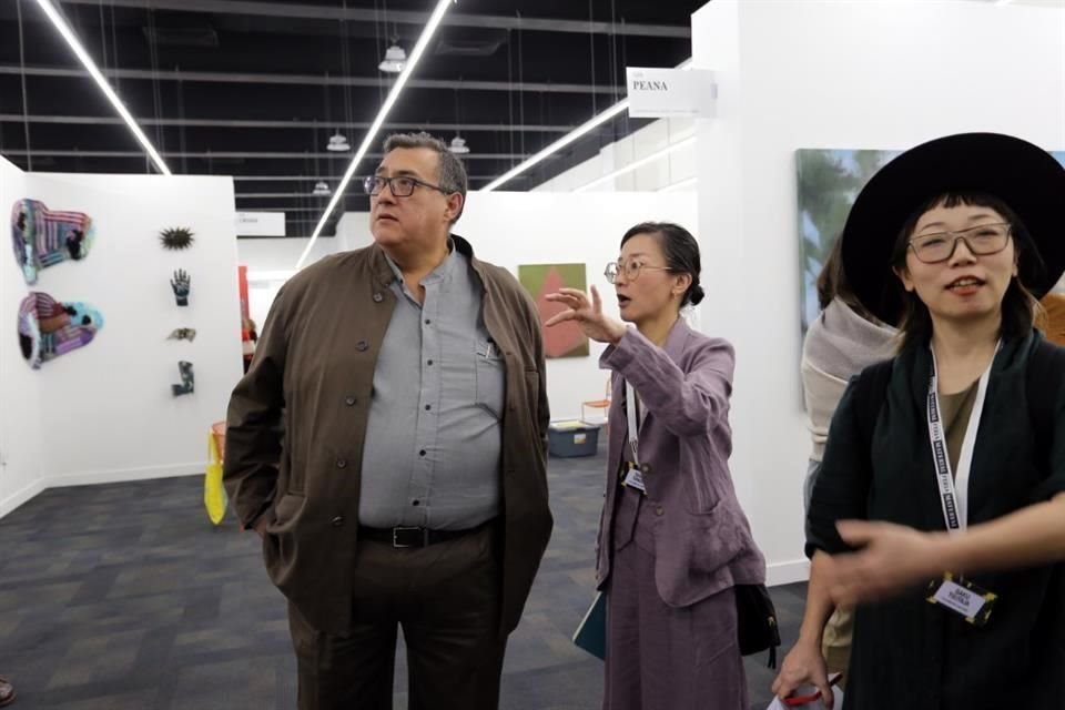 El curador Cuauhtémoc Medina consideró que las ferias de arte son espacios de encuentro y conversación; este jueves recorrió Material.