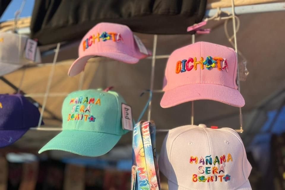 Las gorras no pudieron faltar en la explanada del Estadio Azteca.