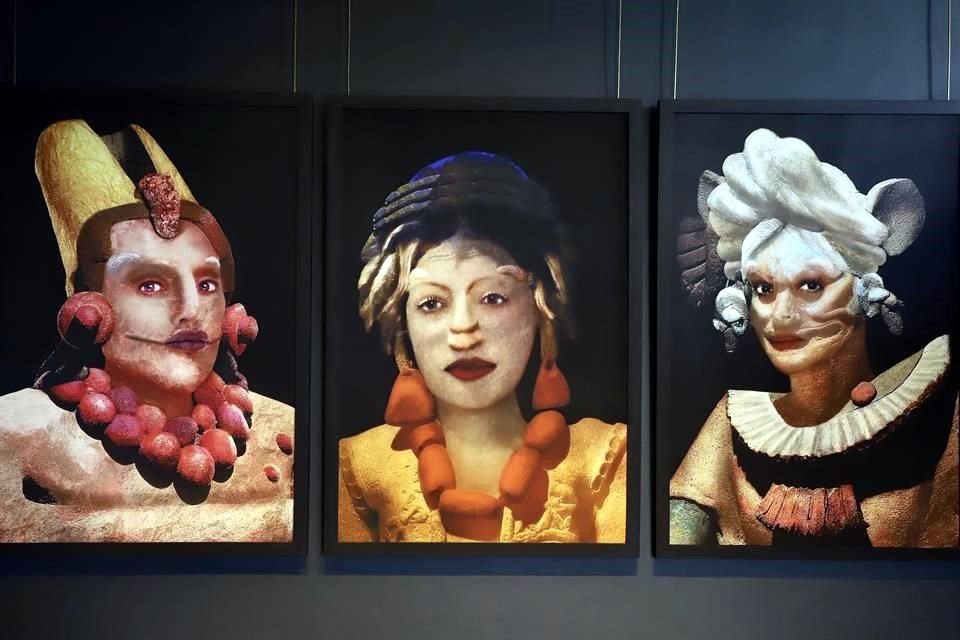 La artista francesa ORLAN interviene rostros de dignatarios para feminizarlos, como una crítica a los roles de género en las culturas prehispánicas.