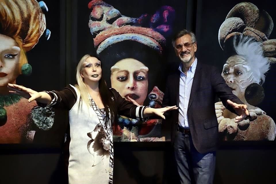 En la inauguración de la exposición en la galería Terreno Baldío estuvo acompañada por el Embajador de Francia en México Jean-Pierre Asvazadourian.