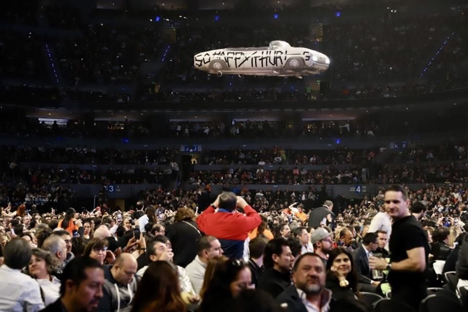 Llevan globo gigante en forma de coche al show.