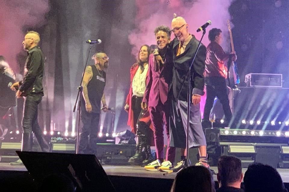 Sabo Romo (der.) quien aparece junto a Rubén Albarrán, encabeza el concepto Rock en tu Idioma, que anoche ofreció su música ante los regios.