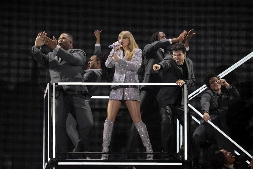 Taylor Swift durante su concierto 'Eras Tour' en el Tokyo Dome.