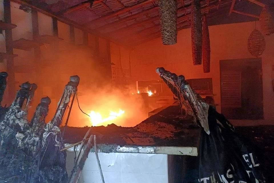 Individuos armados incendiaron esta madrugada el restaurante Kalei, ubicado en la playa Los Morros, en Acapulco.