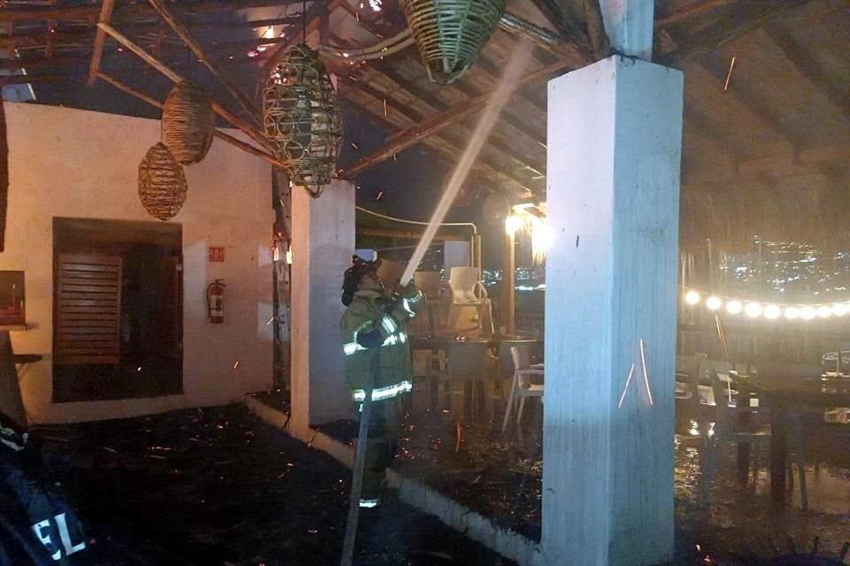Individuos armados incendiaron esta madrugada el restaurante Kalei, ubicado en la playa Los Morros, en Acapulco.
