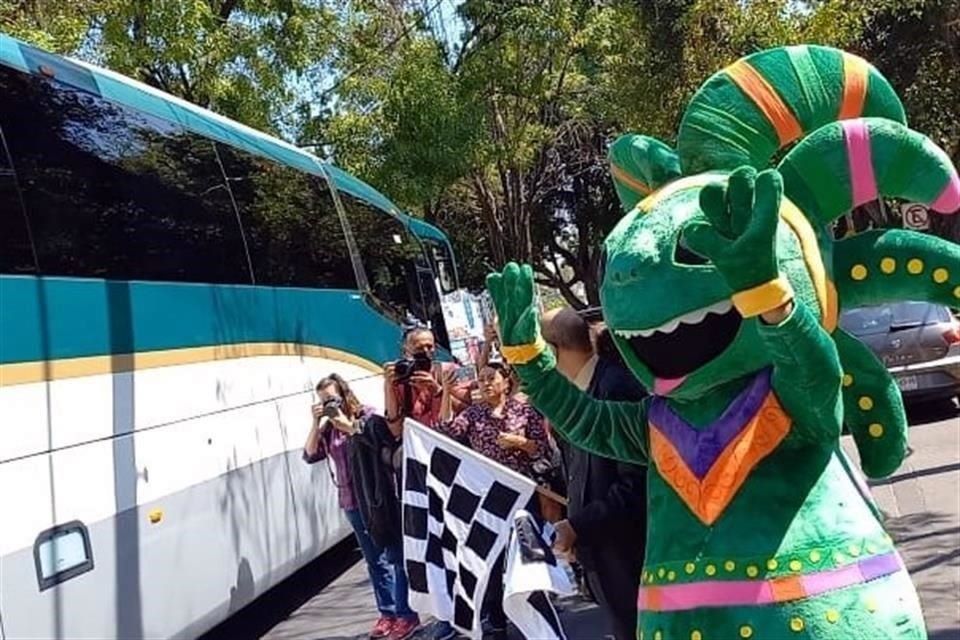 Funcionarios dieron el banderazo de salida a la 'Caravana Meztli', que lleva el nombre de la mascota verde que nació en 2022 producto de la imaginación de niños atendidos en este sistema nacional.