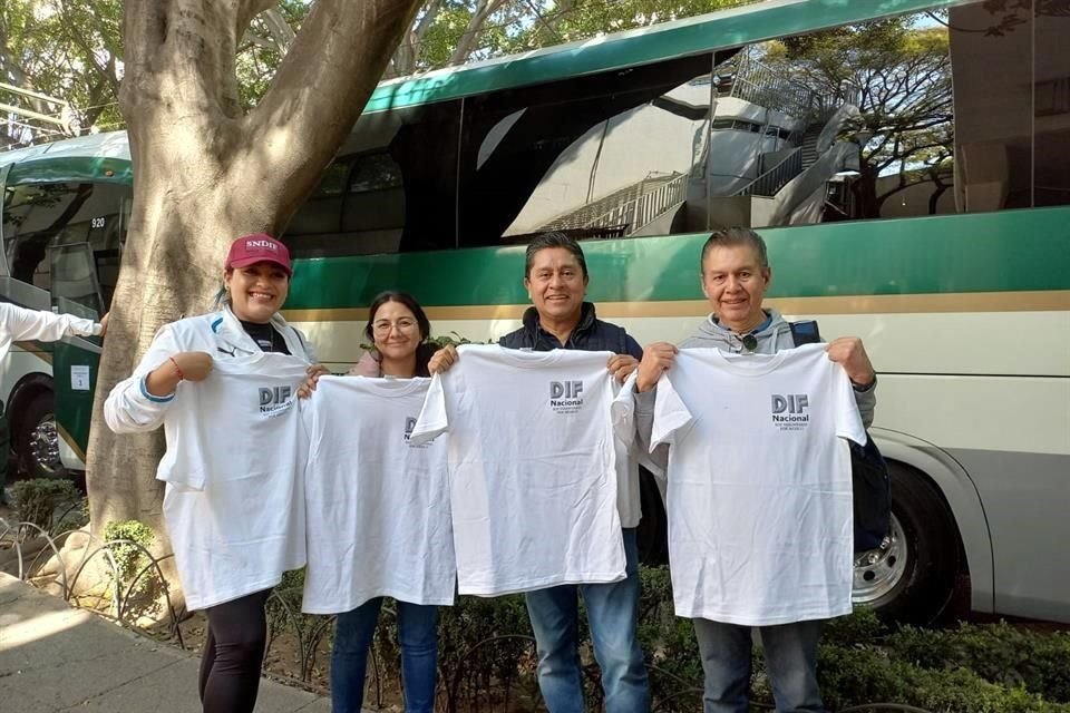 Aproximadamente 300 voluntarios del DIF central, de algunos estados y municipios del país, se unieron para esta misión que durará una semana.