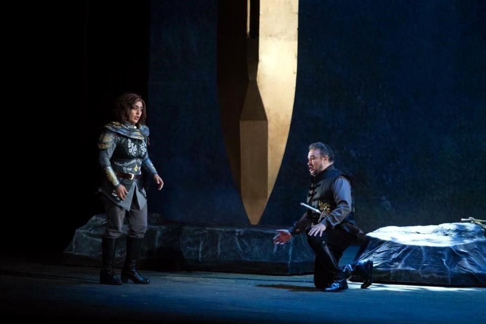 'Giovanna d'Arco' abre la temporada operística en el Palacio de Bellas Artes con la soprano Karen Gardeazabal como Juana y el tenor Ramón Vargas como el rey Carlos.