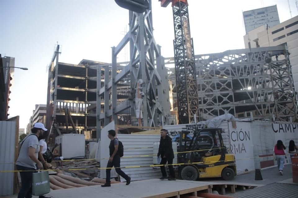 Vecinos de la Alcaldía Cuauhtémoc criticaron los horarios de obras en Avenida Juárez 92.