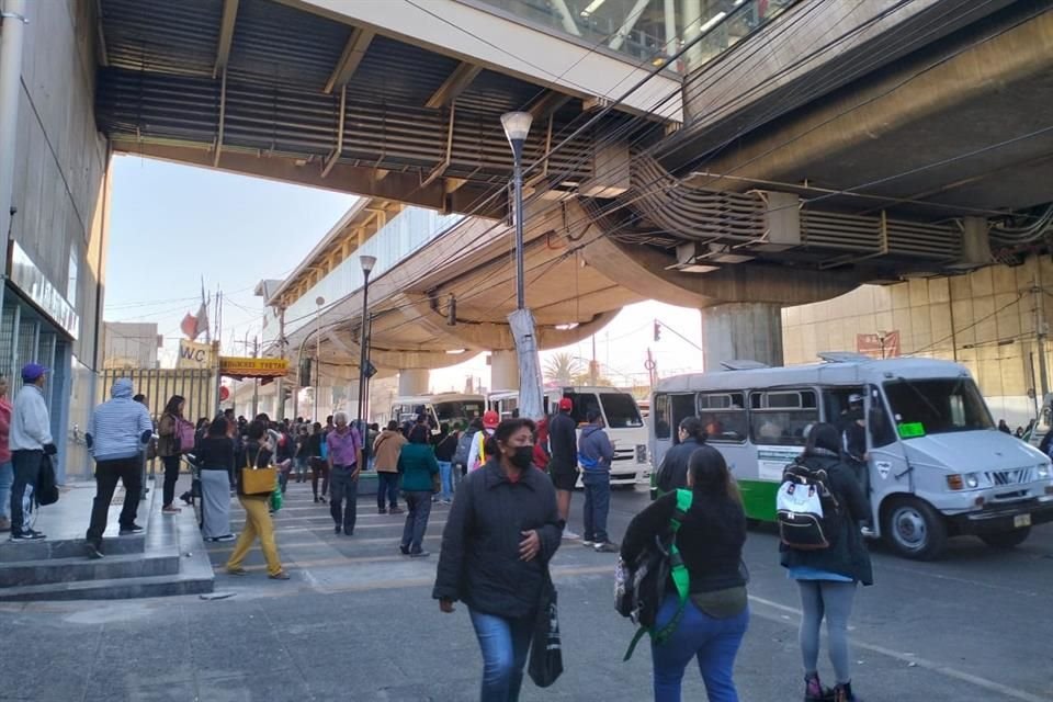 Ante el retraso en el paso de trenes en la Línea Dorada, usuarios buscaban alternativas para llegar a sus destinos.