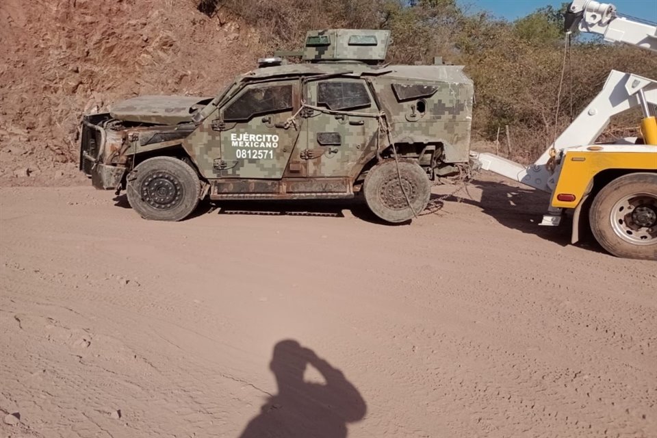 Al menos dos militares que patrullaban por un camino secundario en Michoacán, cerca de Tepalcatepec, murieron al pasar por dos narcominas.