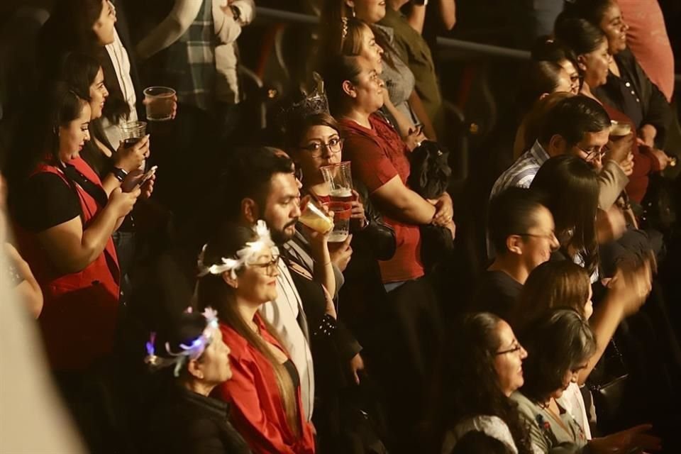 A diferencia del resto de los conciertos que María José ofreció en el recinto, en el de esta noche ya se permitió ingresar con bebidas alcohólicas.