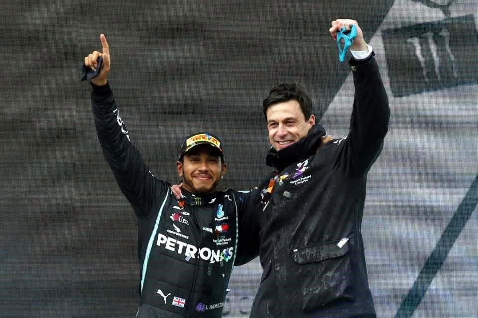 Toto Wolff considera que la firma de Lewis Hamilton en Ferrari no le asegura el éxito y que Red Bull hubiera sido su mejor opción.