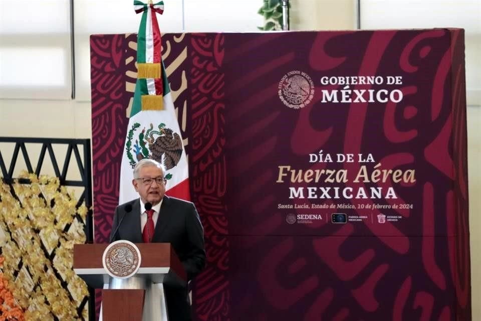 El Presidente López Obrador encabezó la ceremonia por el Día de la Fuerza Aérea Mexicana.