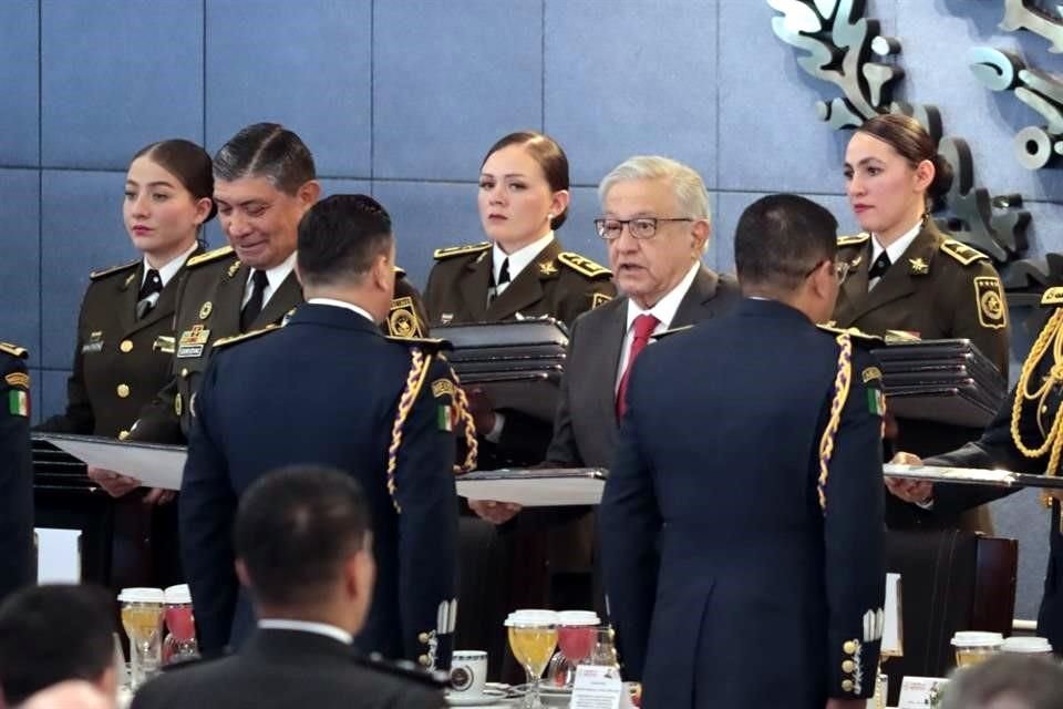 El Presidente entregó a integrantes de la Fuerza Aérea condecoraciones y menciones honoríficas.