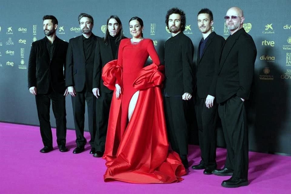 Valeria Castro y la banda Vetusta Morla también posaron antes de la gala.