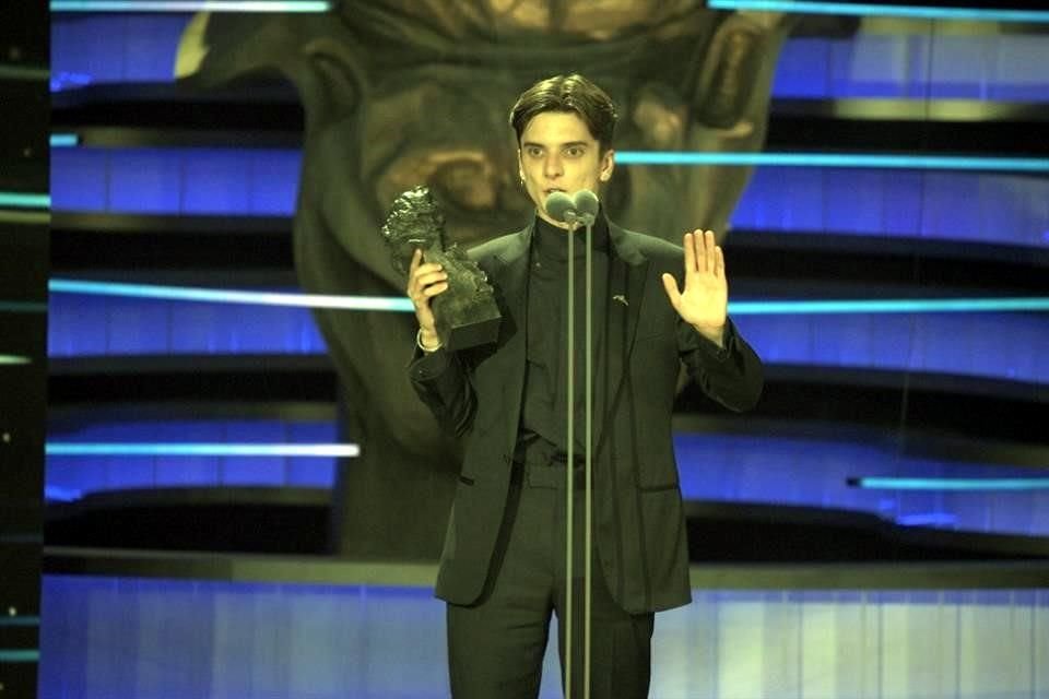 El actor Matías Recalt recibe el Goya por mejor actor revelación por 'La sociedad de la nieve'.