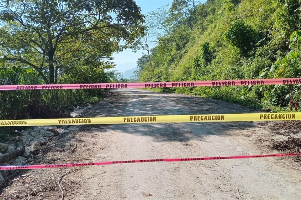 Derrumbe en camino hacia cabecera municipal de Mixtla de Altamirano dejó incomunicadas a 6 comunidades de Veracruz; no se reportan heridos.