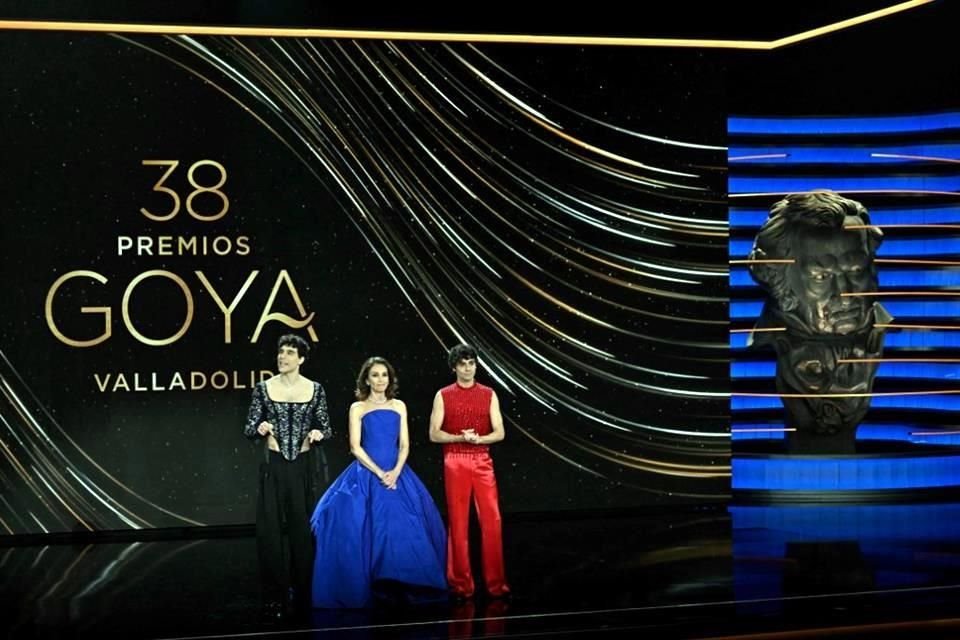 Ana Belen, Javier Calvo y  Javier Ambrossi fungieron como los anfitriones de la edición 38 de los Premios Goya.