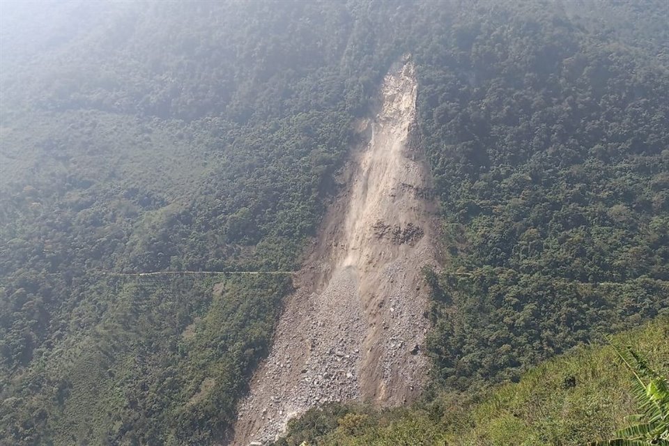 Derrumbe en camino hacia cabecera municipal de Mixtla de Altamirano dejó incomunicadas a 6 comunidades de Veracruz; no se reportan heridos.