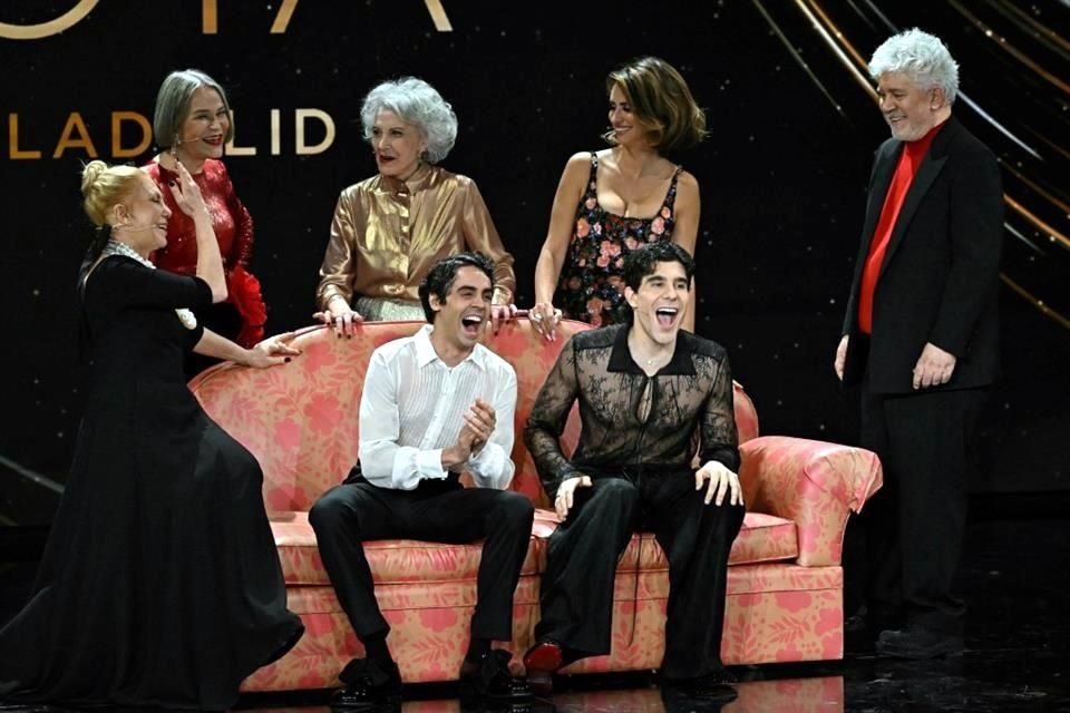 El director Pedro Almodóvar y la actriz Penélope Cruz participaron en un performance con Javier Calvo y Javier Ambrossi.