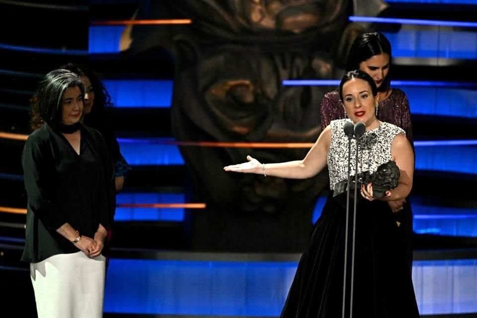 La directora chilena Maite Alberdi recibió el premio a Mejor Película Latinoamericana por 'La Memoria Infinita'.