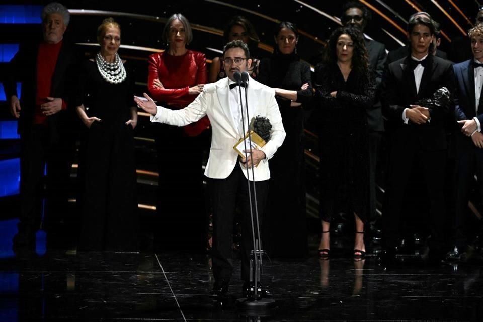 El director Juan Antonio Bayona agradeció el Premio a Mejor Película.