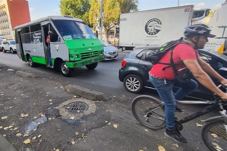 Transporte público y comercios ambulantes obstaculizan la ciclovía en México-Tenochtitlán. 