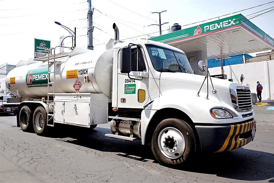 Huachicoleros ordeñan a Pemex 4 mil 700 barriles de hidrocarburo al día, el equivalente a unas 25 pipas con capacidad de 30 mil litros como las que surten las estaciones de servicio de la empresa.