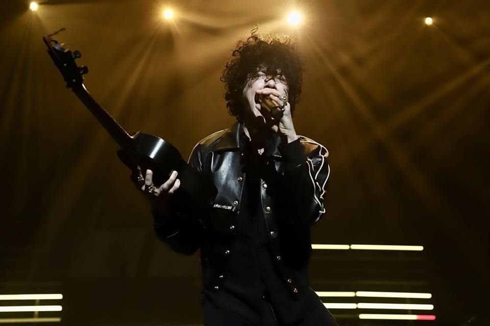LP regaló sus 'Love Lines' y puso a cantar a más de 12 mil fans en el Palacio de los Deportes.
