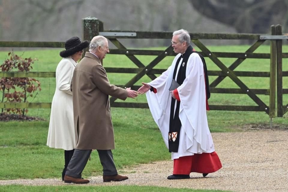Al llegar al recinto religioso, el Reverendo Paul Williams recibió con calidez al monarca para invitarlo a pasar a él y a su esposa.