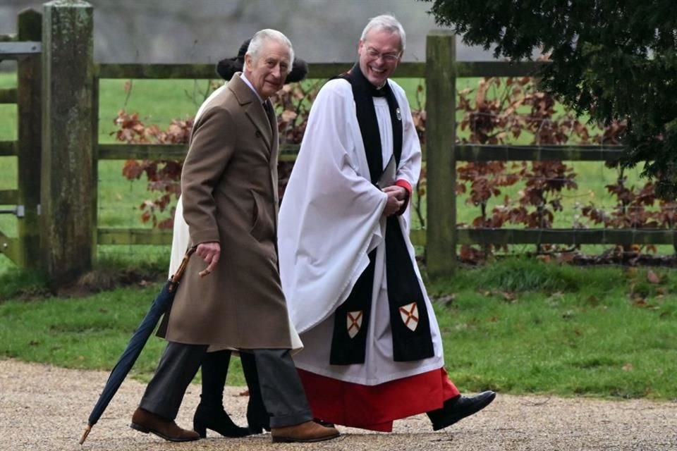 Feliz con la asistencia de los monarcas, el Reverendo Paul Williams guió a la pareja hacía la iglesia donde se llevaría a cabo la misa dominical de hoy.