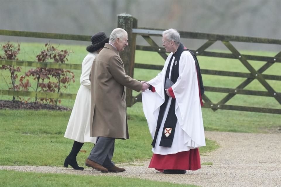 Al finalizar la misa, el Rey Carlos III y la Reina Camila se despidieron amablemente del reverendo Paul, mientras este último les estrecho la mano a ambos, agradeciendo por su asistencia.