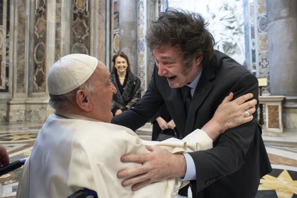 El Presidente Javier Milei saluda al Papa Francisco durante una misa en la Basílica de San Pedro.