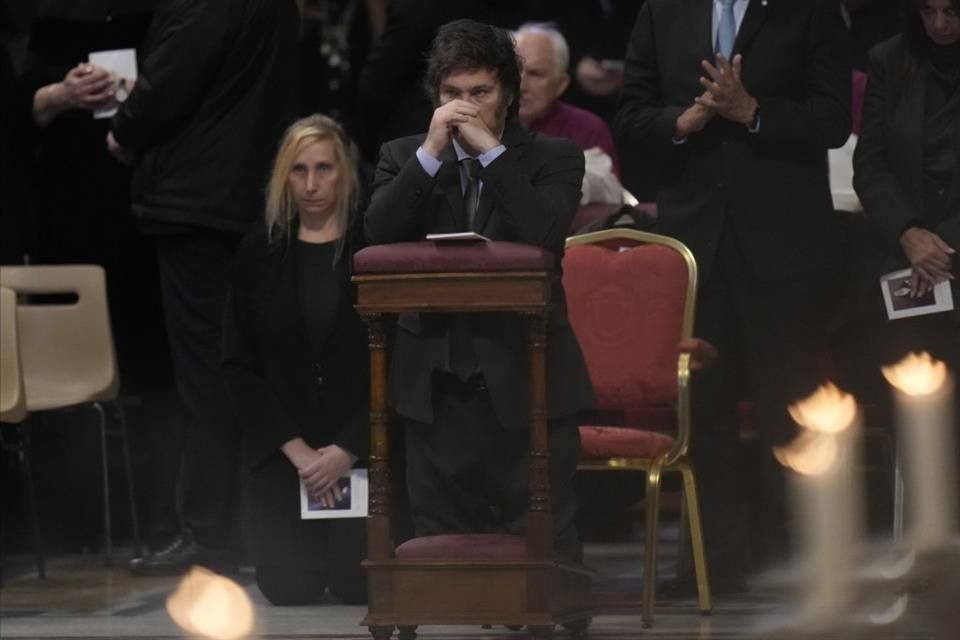 El Presidente Javier Milei y su hermana Karina durante una misa de canonización en el Vaticano.