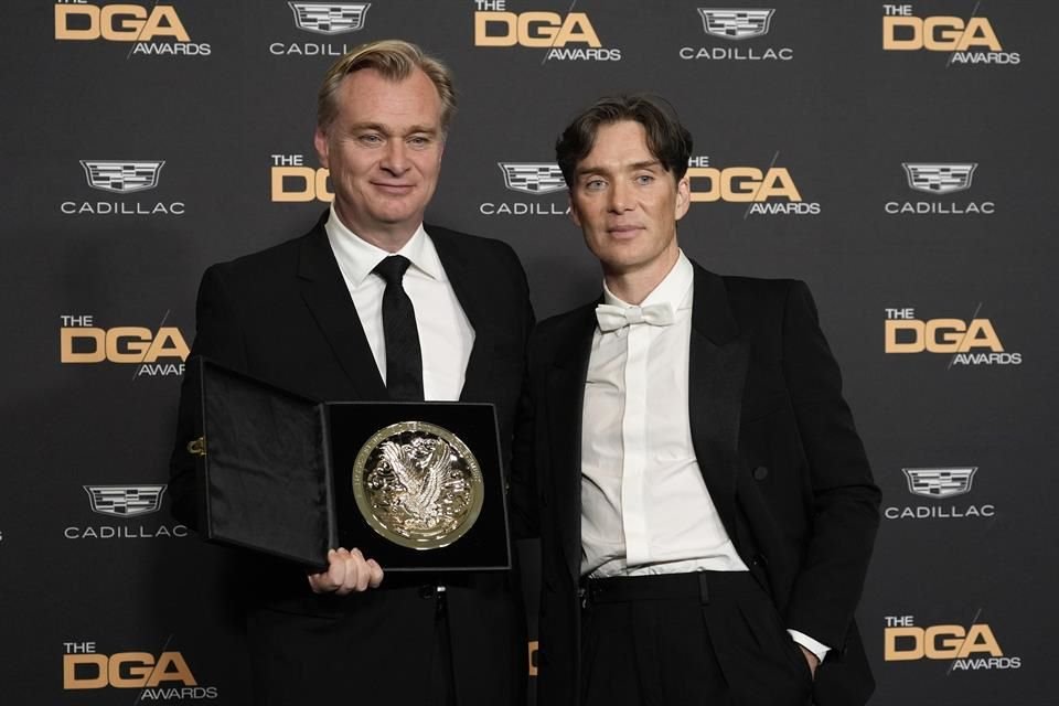 Christopher Nolan y Cillian Murphy, protagonista de 'Oppenheime', posaron juntos para mostrar la medalla a Mejor Película.