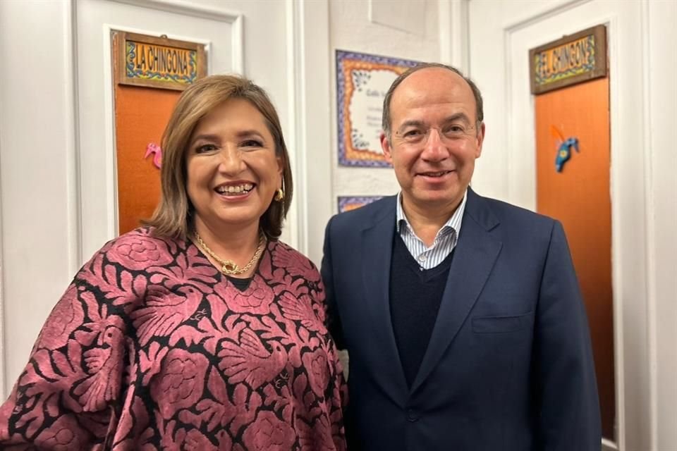 Xóchitl Gálvez y Felipe Calderón durante la gira de la candidata presidencial en Madrid, España.