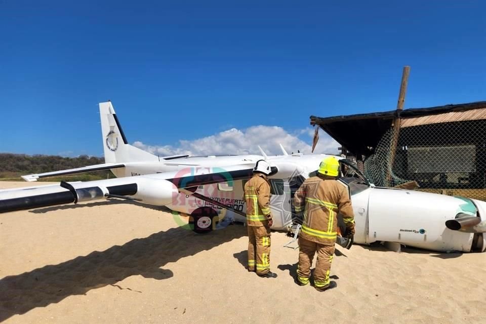 La avioneta para paracaidismo se desplomó en la bahía de Bachoco, en Puerto Escondido, Oaxaca.